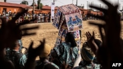 Warga menonton Festival Voodoo 2025 di Ouidah, Benin. 