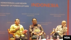 Mantan Pelapor Khusus PBB mengenai situasi HAM di Palestina, Makarim Wibisono (tengah) meluncurkan buku mengenai pengalamannya ketika menduduki jabatan tersebut di Kementerian Luar Negeri, di Jakarta, Selasa 23/5. (VOA/Fathiyah)