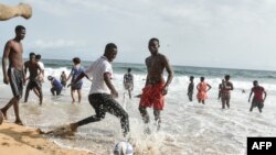 Vijana wacheza mpira karibu na ufukwe wa Ivory Coast