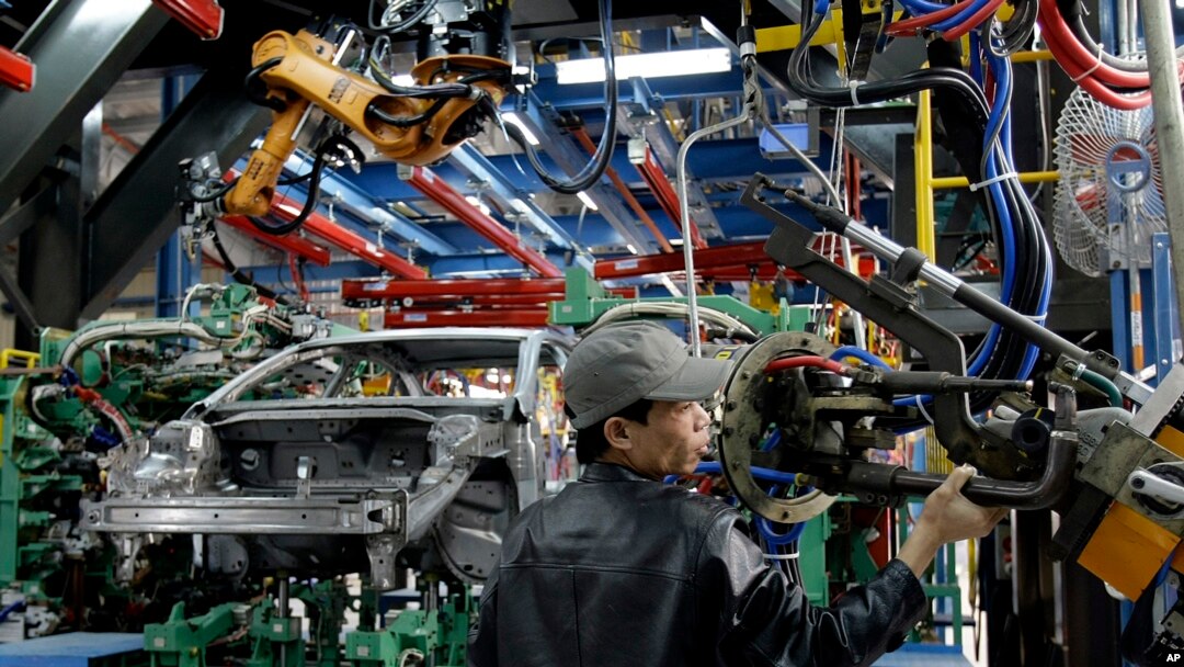 Công nhân kiểm tra dây chuyền lắp ráp tại nhà máy sản xuất Ford ở Hải Dương, Việt Nam.