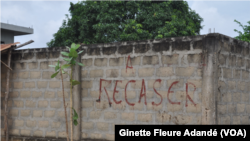 Le genre de message à lire sur les mûrs des maisons à casser, au Bénin, le 29 août 2017. (VOA/Ginette Fleure Adandé)