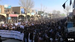 مظاهره‌کنندگان از حکومت افغانستان خواستند تا هرچه زودتر جلو گروگان‌گیری مسافرین مسیر بامیان کابل گرفته شود.