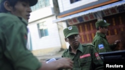 佤邦联合军士兵持枪乘车在毗邻中国的缅甸佤邦南邓街头巡逻。（2009年9月3日）