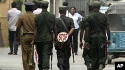 Sri Lankan solders walk in a street in Colombo, Sri Lanka, August 25, 2011