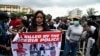 Une dame porte une pancarte lors de manifestations pour demander la suppression de l'unité de police controversée SARS à Ikeja, le 9 octobre 2020. (Photo: PIUS UTOMI EKPEI / AFP)