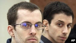 A picture released by Iran's state-run Press TV shows US hikers Shane Bauer (L) and Josh Fattal (R), detained in Iran on spying charges, during the first session of their trial, February 6, 2011 (file photo)