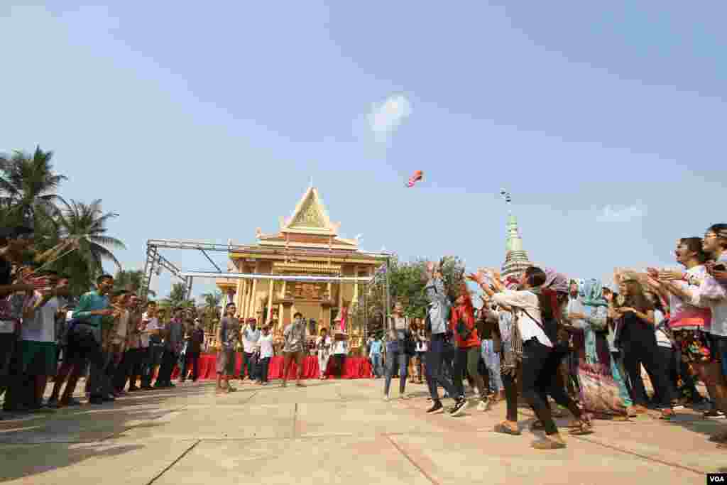 ក្រុមយុវតីចាំចាប់ឈូងដែលបោះដោយក្រុមយុវជន ក្នុងពិធីមួយដើម្បីប្រារព្ធចូលឆ្នាំខ្មែរនៅវត្តជ្រោយអំពិលខ័ណ្ឌច្បារអំពៅរាជធានីភ្នំពេញកាលពីថ្ងៃសៅរ៍ទី០៩ ខែមេសានេះ។ ប្រជាជនខ្មែរប្រារព្ធពិធីបុណ្យចូលឆ្នាំខ្មែរចាប់ពីថ្ងៃទី ១៣ដល់ទី១៦ខែមេសាឆ្នាំ២០១៦នេះ នៃឆ្នាំវក សត្វស្វា។ (ឡេង ឡែន/VOA) 