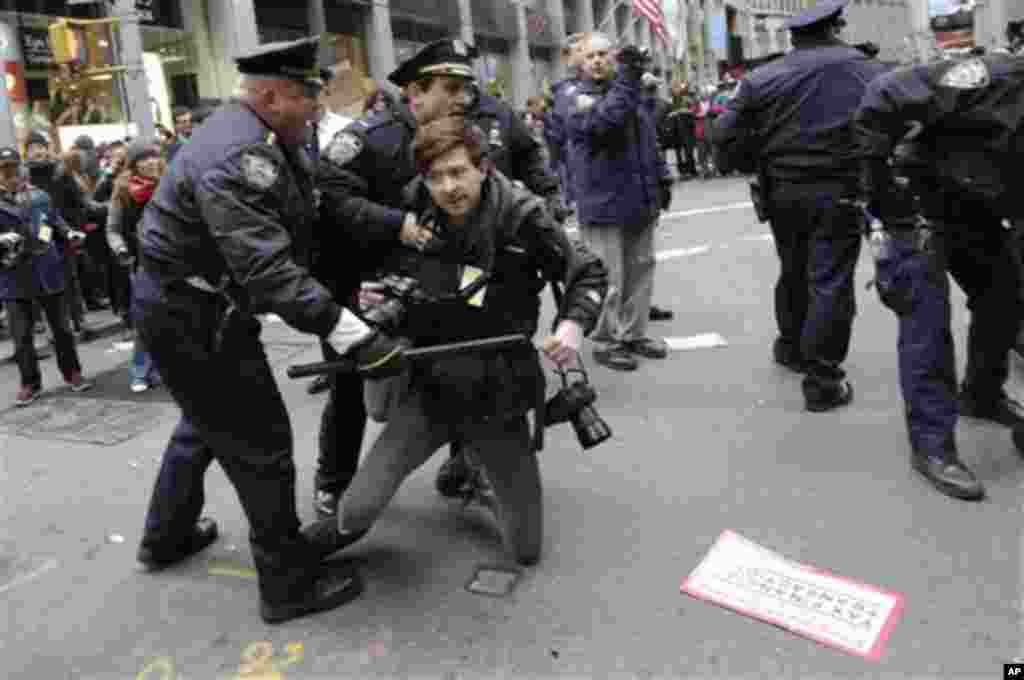 Турканица меѓу полицијата и фоторепортер за време на протестите. (AP Photo/Mary Altaffer)
