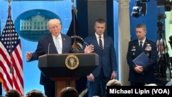 特朗普总统在白宫举行新闻发布会，陪同出席的有战争部长海格塞斯和参谋长联席会议主席凯恩。(2026年4月6日)