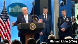 دونالد ترامپ، رئیس جمهوری آمریکا، در یک کنفرانس مطبوعاتی به همراه پیت هگست، وزیر جنگ ایالات متحده، و رئیس ستاد مشترک ارتش، ژنرال دن کین، در اتاق کنفرانس مطبوعاتی جیمز اس. بردی در کاخ سفید، ۶ آوریل ۲۰۲۶، صحبت می‌کند.