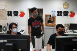 Los miembros del personal diseñan las páginas de la última edición de Apple Daily en la sede del periódico en Hong Kong, el 23 de junio de 2021.