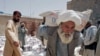 Pada foto yang diambil 10 Mei, 2009, tampak seorang pria memikul sekarung gandum yang didistribusikan oleh Badan Pangan PBB WFP untuk warga miskin di Kandahar, Afghanistan. (Foto:AP/Allauddin Khan)