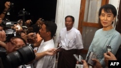 Lãnh đạo đối lập Miến Điện Aung San Suu Kyi nói chuyện với phóng viên, 21/6/2011