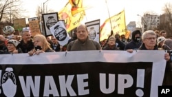 Para pegiat lingkungan hidup untuk iklim ikut serta dalma March for Climate sebagai bentuk protes terhadap pemanasan global di tengah-tengah rapat COP24 Konferensi Perubahan Iklim PBB di Katowice, Polandia, Sabtu, 8 Desember 2018 (foto: AP Photo/Alik Keplicz)