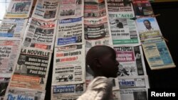 Un kiosque à journaux à Yaoundé, Cameroun, 7 octobre 2011.