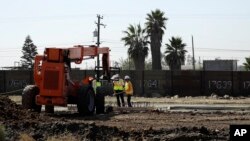 Cuadrillas de trabajadores de construcción trabajan en prototipos para un muro fronterizo frente a la frontera que separa Tijuana, México, y San Diego, EE.UU., el miércoles, 27 de septiembre, de 2017.