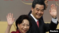 Tân lãnh đạo đặc khu hành chánh Hong Kong Lương Chấn Anh và vợ Regina 