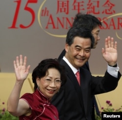 Pemimpin baru Hong Kong Leung Chun-ying dan istrinya Regina melambaikan tangan dalam upacara peringatan 15 tahun penyerahan wilayah Hong Kong dari Inggris ke Pemerintah Tiongkok, sesuai diambil sumpahnya oleh Presiden Hu Jintao (1/7).