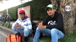 Jair Pereira (Izq.) y Gleison Adzael viven en Bogotá hace algunos meses y se dedican a hacer domicilios por la ciudad. Foto: Karen Sánchez, VOA.