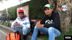 Jair Pereira (Izq.) y Gleison Adzael viven en Bogotá hace algunos meses y se dedican a hacer domicilios por la ciudad. Foto: Karen Sánchez, VOA.