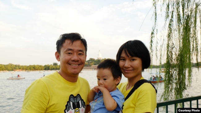 美籍华裔学者王夕越与妻子曲骅与孩子在北京北海公园合影。