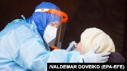 Медичний працівник у Литві проводить тест на коронавірус