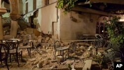 21일 그리스 인근 바다에서 발생한 강력한 지진의 영향으로 그리스 코스 섬의 한 카페 일부가 무너졌다. 