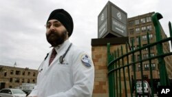 Kamal S. Kalsi, dokter yang juga kapten angkatan darat AS dan penganut Sikh, berdiri dekat rumah sakit Saint Joseph di Paterson, New Jersey, AS. (Foto: Dok)
