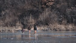 강을 건너 중국으로 향하는 북한인들 (연합=조선일보 최순호 사진전)