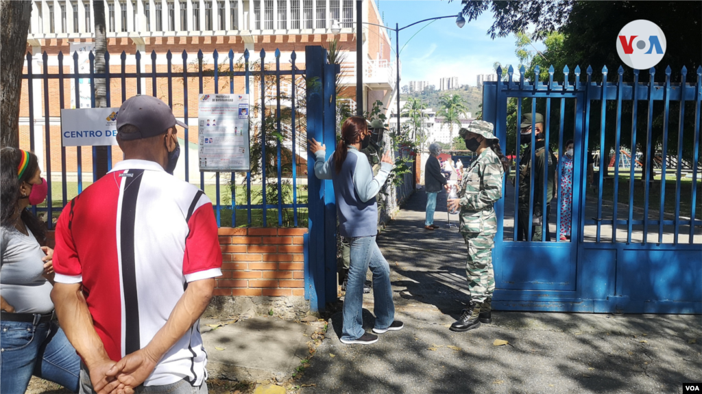 Elecciones regionales en el colegio La Concepci&#243;n, en el oeste de Caracas, Venezuela, el 21 de noviembre de 2021. [Foto: Adriana N&#250;&#241;ez Rabascall]