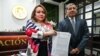 La presidenta del Tribunal Supremo Electoral de Guatemala, Irma Palencia, y el magistrado Minor Franco posan para fotografías en la Corte Constitucional del país, el viernes 29 de septiembre, luego de allanamientos en la corte electoral por parte de la Fiscalía.