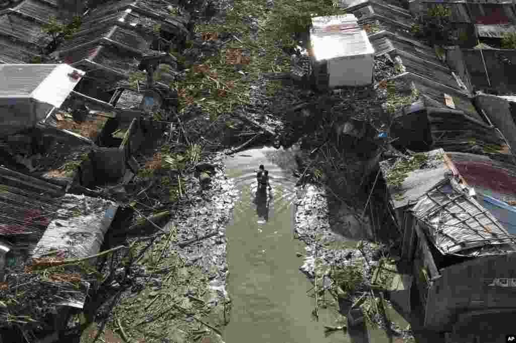 نمایی از یک روستا در شمال شرقی پایتخت فیلیپین بعد از توفان بزرگ &#171;وامکو&#187; که سرعت وزش باد تا ۱۵۵ کیلومتر در ساعت می‌رسید.