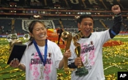 Pemain Sepakbola Perempuan Terbaik Dunia FIFA 2011 Homare Sawa (kiri) bersama pelatih Jepang Norio Sasaki (foto: dok).