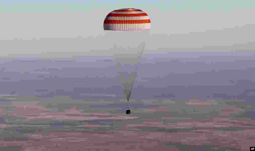 국제우주정거장(ISS) 임무를 마치고 지구로 귀환하는 3명의 우주인을 태운 소유스 TMA-15M 우주선 캡슐이&nbsp;카자흐스탄 제즈카즈간의 상공에 떠 있다.&nbsp;