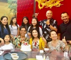 ທ່ານຍອດ ສີສຸວັນກັບພັນລະຍາ ແລະລູຫລານຂອງເພິ່ນໄປສະຫລອງງານອັນສໍາຄັນທີ່ຮ້ານອາຫານຈີນແຫ່ງນຶ່ງໃນນະຄອນຟີນິກສ໌