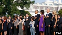 Washington'da Başkan Obama, yardımcısı Biden ve eşleri diğer yetkililerle saldırı kurbanları için saygı duruşunda bulunurken