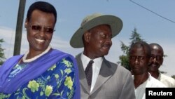 Le président ougandais Yoweri Musevni accompagné de sa femme Janet attendent sur une file dans leur région natale de Rwakitura près de la ville de Mbarara, lors de l’élection présidentielle, 12 mars 2001. GMM / FMS - RTRFIK2