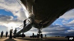 President Barack Obama boards Air Force One during a refueling stop at Lajes Field, Azores on the island of Terceira, Nov. 18, 2016. Obama left Europe and is heading to South America to attend the annual Asia Pacific Economic Cooperation (APEC) forum, tak