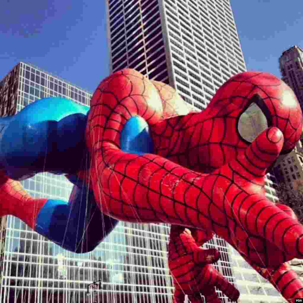A Spider-man balloon in the Macy's Thanksgiving Day Parade in New York, Nov. 28, 2013. (Sandra Lemaire/VOA)