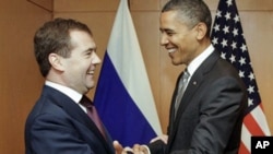 Russian President Dmitry Medvedev, left, meets with U.S. President Barack Obama on the sidelines of the APEC summit in Yokohama (file photo - 14 Nov 2010)