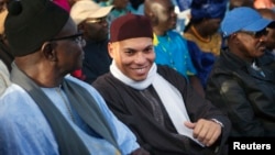 Karim Wade (C), fils de l'ancien président du Sénégal Abdoulaye Wade, participe à un rassemblement par le parti de son père politique du Parti démocratique sénégalais (PDS) à Dakar, le 6 décembre 2012.