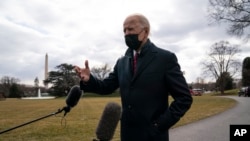 Presiden Joe Biden berbicara kepada wartawan sebelum menaiki Marine One untuk mengunjungi pasukan yang terluka di Pusat Medis Militer Nasional Walter Reed, di Halaman Selatan Gedung Putih, Jumat, 29 Januari 2021, di Washington. (Foto: AP/Evan Vucci)