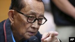 Mantan Presiden Filipina, Fidel Ramos, dalam konferensi pers sebelum keberangkatannya ke Hongkong (8/8). Manila, Filipina (AP Photo/Aaron Favila)