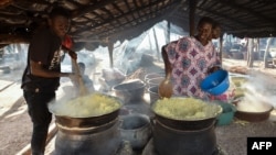 L'attiéké, semoule de manioc légèrement aigre qui accompagne les poissons et les viandes en sauce, est un pilier de l'alimentation dans de nombreux pays d'Afrique de l'Ouest.