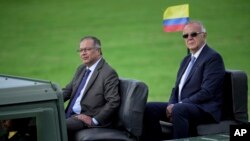 ARCHIVO - El presidente colombiano Gustavo Petro, a la izquierda, y el ministro de Defensa, Iván Velásquez, viajan en un vehículo militar durante una ceremonia de juramentación del nuevo comandante del Ejército en Bogotá, Colombia, el 31 de mayo de 2024.