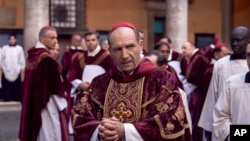 Esta imagen proporcionada por Focus Features muestra a Ralph Fiennes en una escena de "Conclave". AP