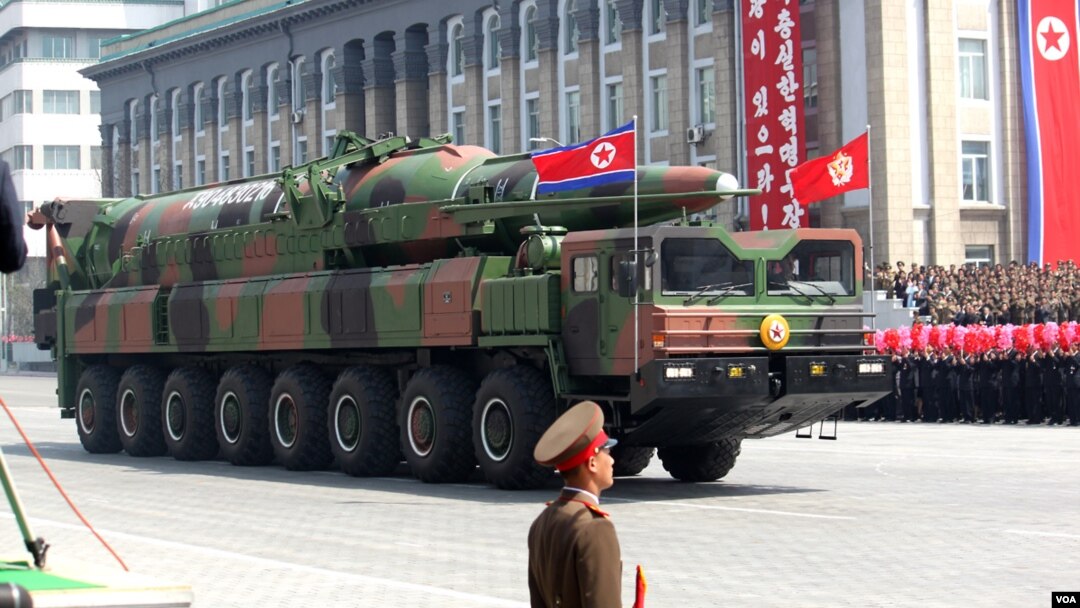 Korea Utara memamerkan misil barunya dalam parade peringatan hari lahir Kim Il Sung yang ke-100. (Foto: dok). 