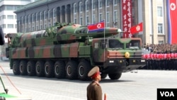 Korea Utara memamerkan misil barunya dalam parade peringatan hari lahir Kim Il Sung yang ke-100. (Foto: dok). 