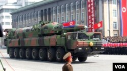 북한이 지난 4월 태양절 열병식에서 공개한 새 장거리탄도미사일. (자료 사진)