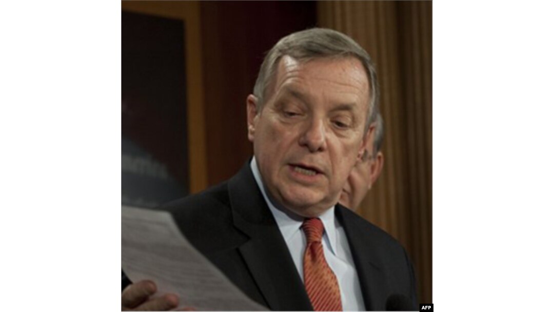 Demokrat senator Dik Durbin fikricha musulmonlar Amerika jamiyatining ajralmas qismi. Musulmon fuqarolarga nisbatan ogohlantirishlar va shubha-gumonlar - bu insonlarning huquqlarini poymol etish bilan barobar, deydi u.